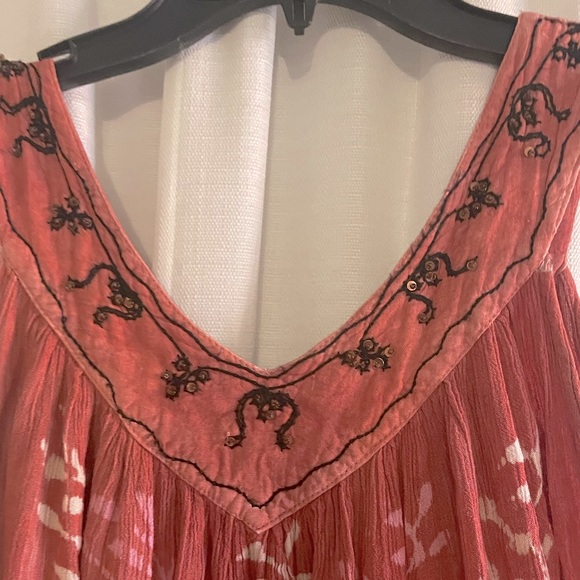 Flowy tunic style shirt. The label says "free size" but I'd consider it Large. - Picture 4 of 4